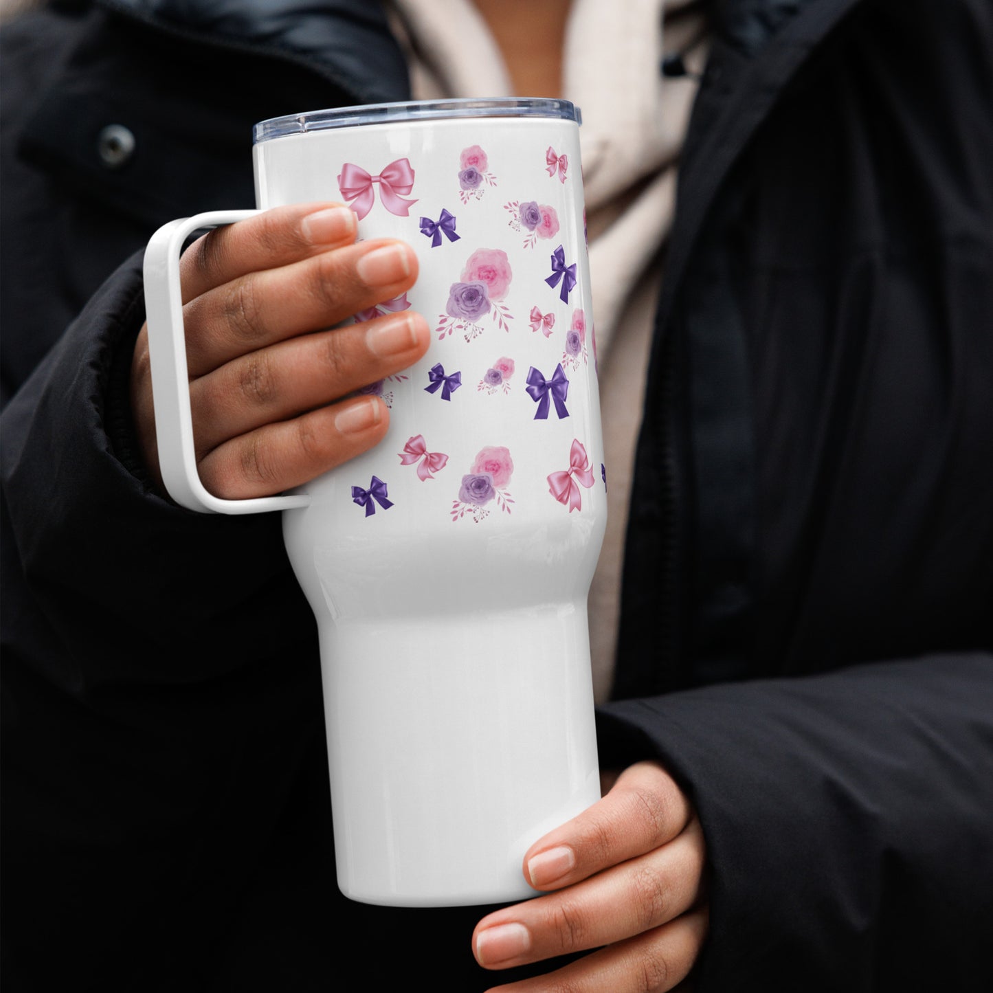 Travel mug with a handle